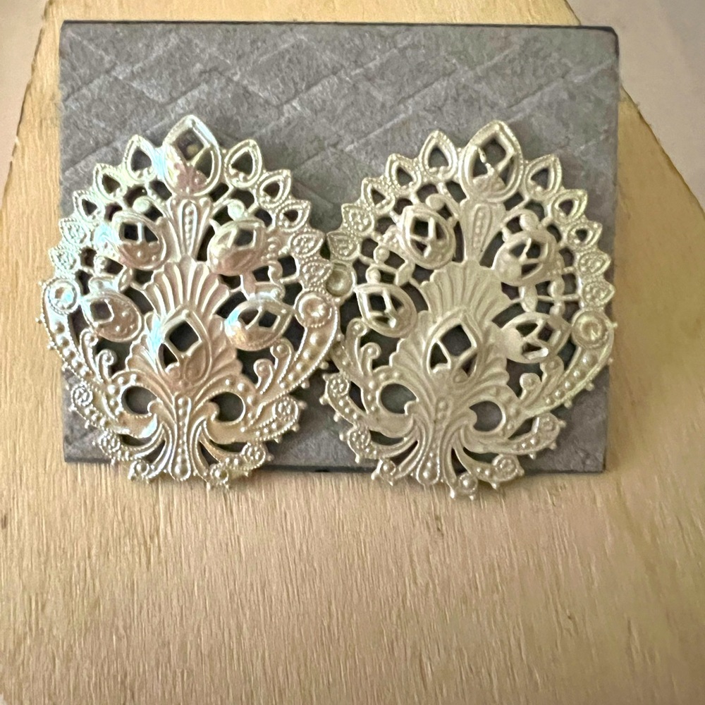 Eloquent earrings for a night out